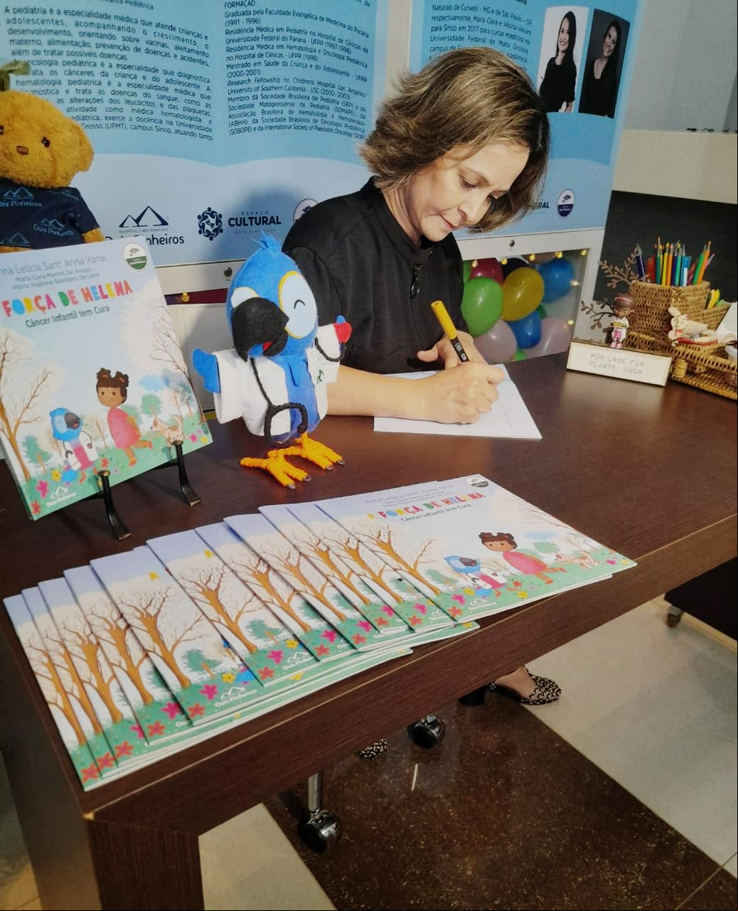 Professora e alunas de medicina lançam livro para auxiliar no diagnóstico precoce do câncer infantil